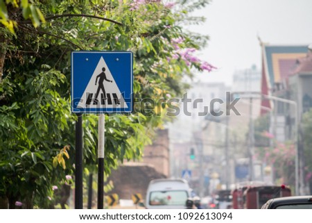 The triangular warning sign shows that the crosswalk is for people in the capital who need to be careful and give way to those who are walking on the traffic surface for safety.
(Cross road sign)