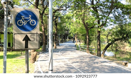 Signs for the bicycle to go straight inside the park.