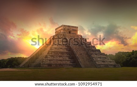 Mexico, Chichen Itzá, Yucatán. Mayan pyramid of Kukulcan El Castillo at sunset
 Royalty-Free Stock Photo #1092954971