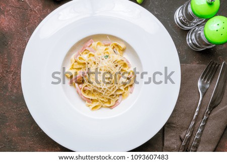 Pasta fettuccine with ham and cheese
