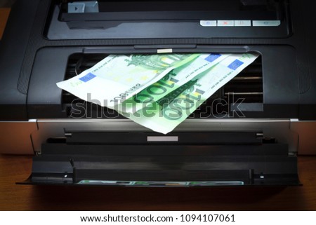 The printer, the lid is open. You see money, euro. There is vignetting.