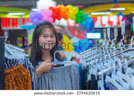 The girl shopping in the mall