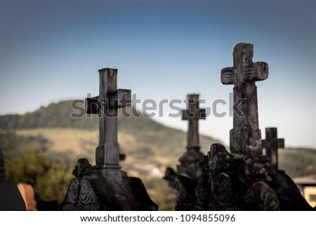 cruzes em um antigo cemitério