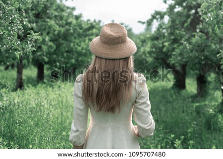 girl with hat in the field