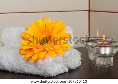 White towels with daisy flower and candles
