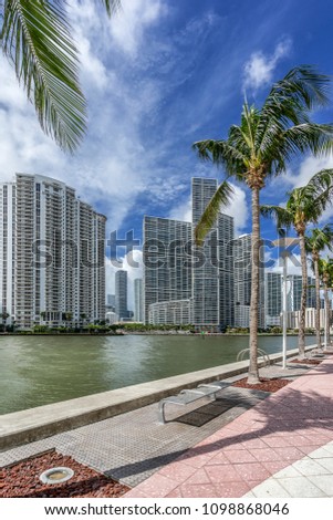 River walk along the Miami River looking towards Bricknell