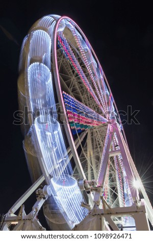 Long exposure of a Ferris wheel in motion at night