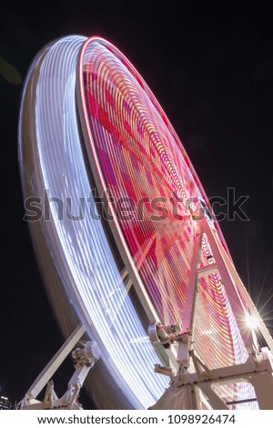 Long exposure of a Ferris wheel in motion at night