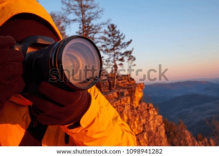 photographer takes photos in the mountains