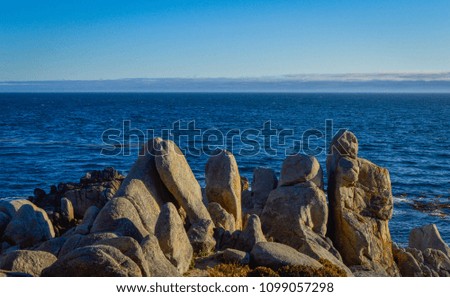 A coast with rocks and the ocean on the background