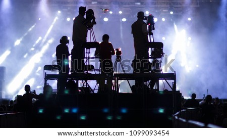 silhouette group of cameramen at an event Royalty-Free Stock Photo #1099093454