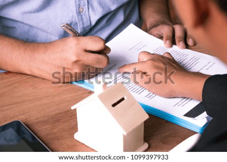 Entrepreneur Signs Employment Contract Building a new house , Contract pens for new projectors