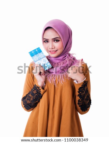 Hijab Girl received raya packets during hari raya aidilfitri festival