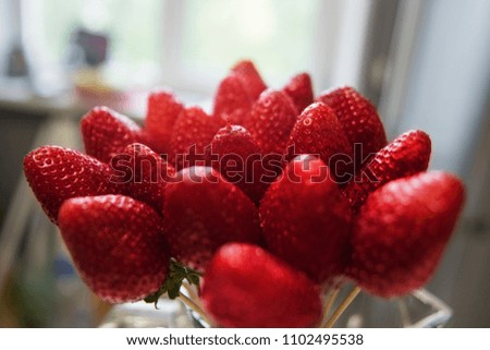 Healthy strawberries in large quantities. Many strawberries