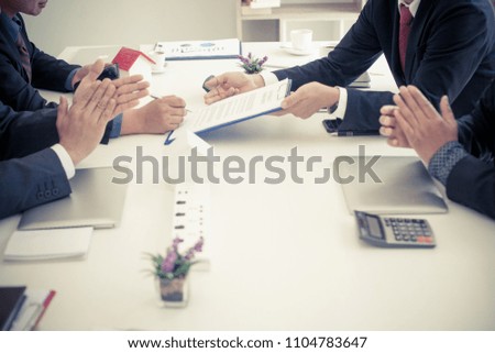 Businessmen agree to sign contract And applause congratulations.