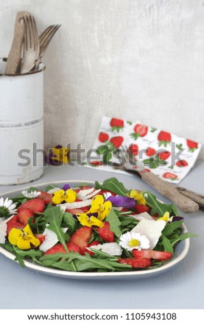 strawberry rucola salad with strawberries, rocola, parmesan and horned pansy