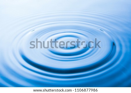 Water drop falling into water make waves. Water splash or water drop background. 