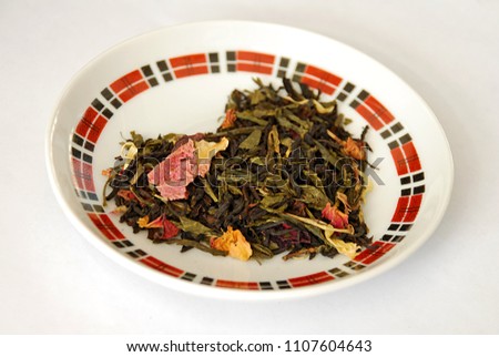 High-quality blend of green and black Ceylon tea "1001 nights" with dried fruits and flowers. Contains sunflower blossoms, petals of Indian roses and Egyptian calendulas. 