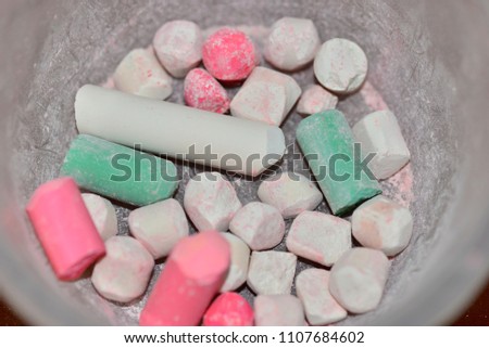 colored chalk to write on the school blackboard. It is also known as gypsum and chalk (Mexico) or pastel, it is a white clay that, prepared in bars, is used to write on the slates