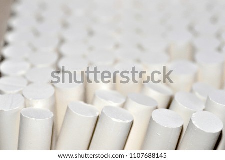 chalk to write on the school blackboard. It is also known as gypsum and chalk (Mexico) or pastel, it is a white clay that, prepared in bars, is used to write on the slates