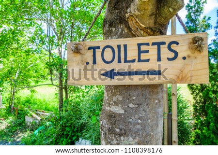 Signs to the toilet.