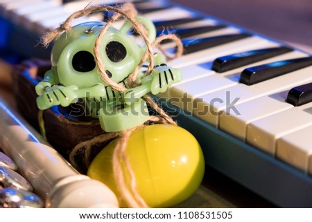 keys and green skull toys, a ritual before a concert musical