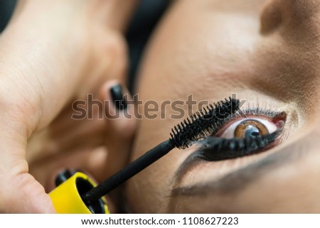 Day of the bride in the beauty salon, passing mascara - wedding