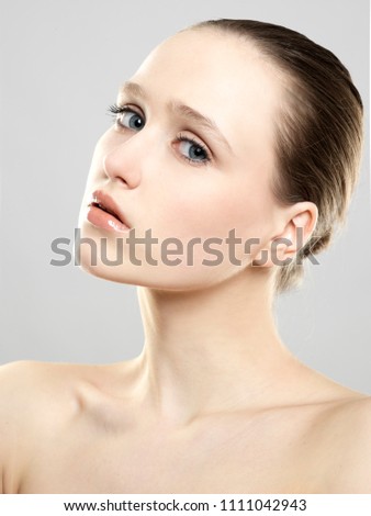 BRUNETTE WOMAN WITH CLEAN FACE AND GLOSSY LIPS
