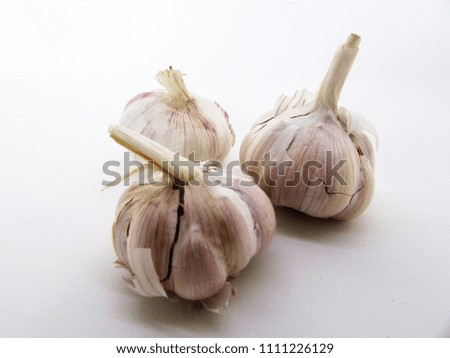 head of raw garlic