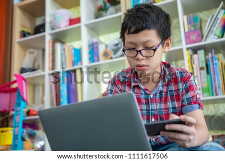 children playing gamers online on laptop