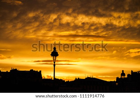 Photo of a sunset on the place des Invalides in Paris