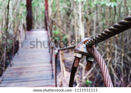 Slip tie with bridge