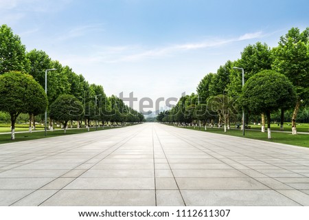 An empty floor in a city park
