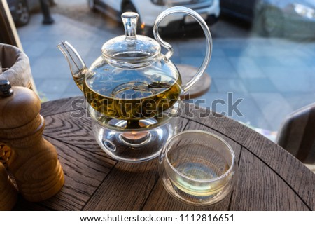 Picture of a tea pot with green tea