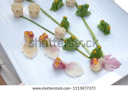 Dumplings, shaped like frogs, lotus, lotus flowers and lotus leaves.