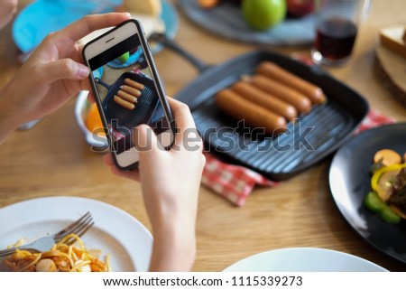 Take a food photo by smart phone while dining