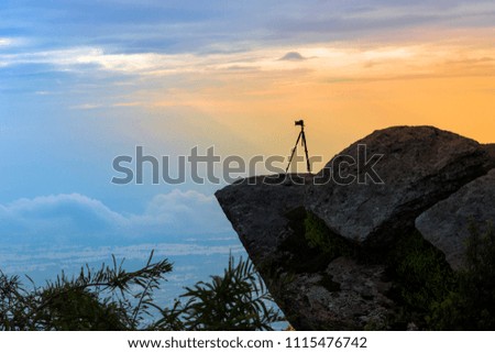 Camera on a tripod at the edge of a cliff. Waiting for a photo shoot in the morning when the sun is shining.