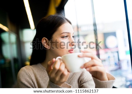 women who is in cafe