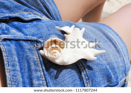 shell on girl's leg