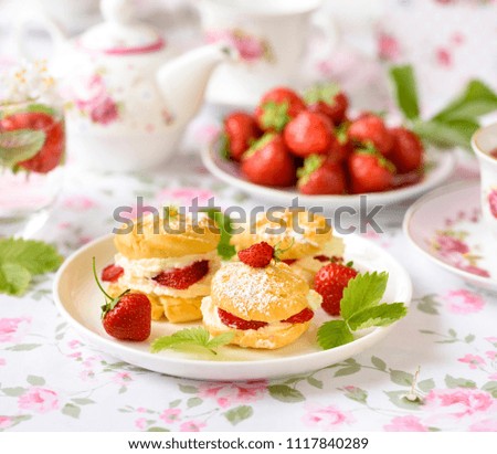 Cream puffs with berries