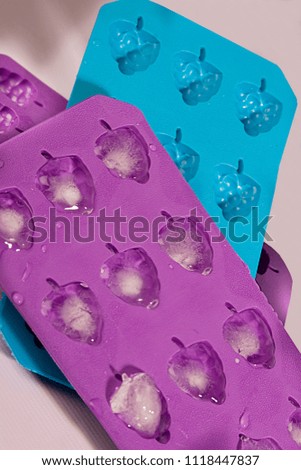 ice bucket for fridge- tray with cubicles for strawberry-shaped ice