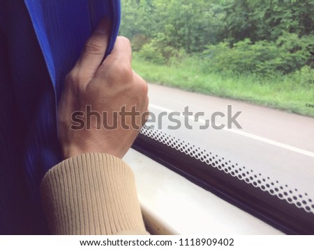 People who are holding the curtain on the car.
