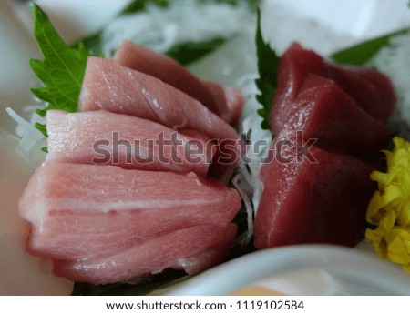 Otoro and Akami sashimi on the dish.