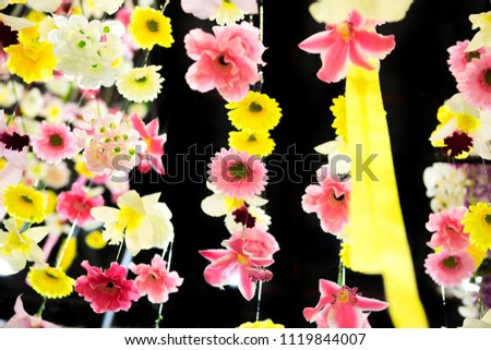 Flowers that embellish in weddings and parties.