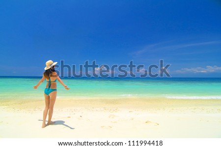 girl in beach with copyspace