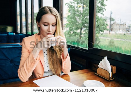Two girls communicate at a meeting in a cafe.