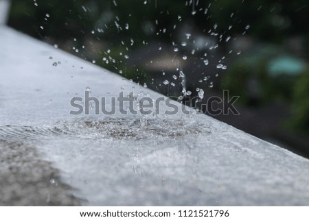 Water drops fall on the mortar surface, resulting in the distribution of water droplets.
