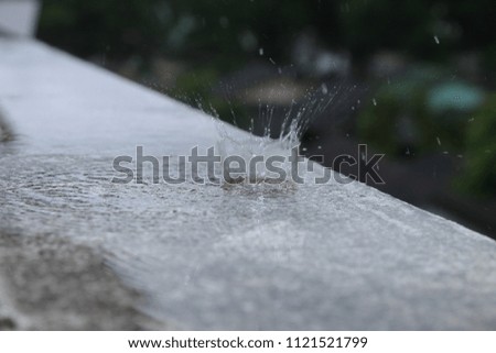 Water drops fall on the mortar surface, resulting in the distribution of water droplets.