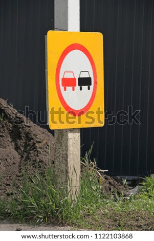 Sign Overtaking is prohibited on the post on a black background