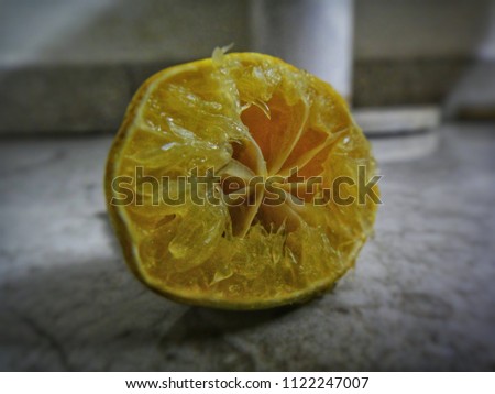 Picture of a squeezed lemon